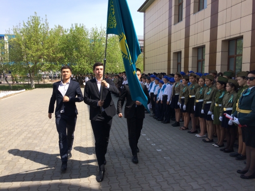 Қырандай түлеп ұшқан арманымыз, Біз бүгін өркен елдің сарбазымыз! 