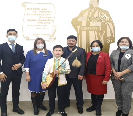 Үкілі домбыра сыйға тартты!