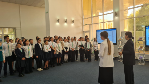 М.М. Катаев атындағы Оқушылар сарайында ұйымдастырылған көрмеде мектеп оқушылары үздік шығармалармен танысып, кітаптардың электронды нұсқаларын пайдалануды үйренді.