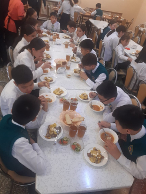 Мектептегі оқушылардың тамақтануы – басты назарда тұрған бағыттардың бірі. Асханадағы тамақ сапасын ата-аналар келіп тексеріп отырады. Өз ұсыныстары мен шағымдарын журналға жазып кете алады.