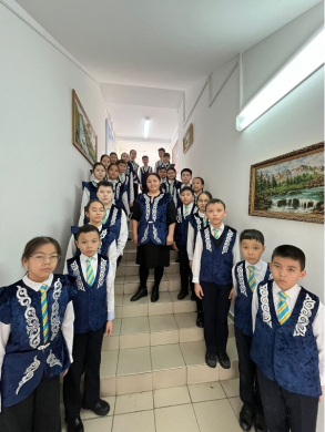 Ұлттық киімді үлгі еткен ұрпақ