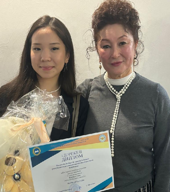 Қазіргі өмір жағдайында бағдарлай және бейімделе алатын оқушы тәрбиелеуді мақсат тұтатын майталман ұстаз,  «Үздік педагог -2017» ,  «Ыбырай Алтынсарин» төсбелгісінің иегері, орыс тілі мен әдебиеті пәнінің мұғалімі - Куставлетова А.Б. 